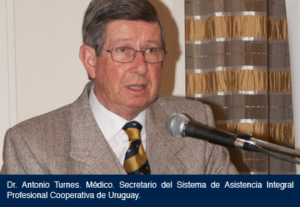 En su rol de Presidente de La Mutual, el Dr. Hctor Vazzano recibi plaquetas conmemorativas por los 10 aos de trayectoria de la Entidad. Aqu se lo ve junto al Dr. Dardo Pereira, Presidente de la SOLP, y al Dr. Fernando Orta, Gerene General de TPC Ca. de Seguros.